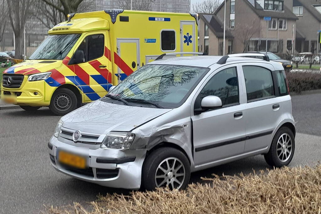 Flinke schade bij botsing tussen taxi en auto