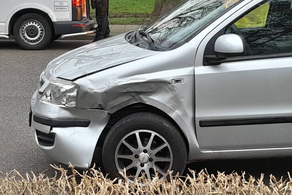 Flinke schade bij botsing tussen taxi en auto