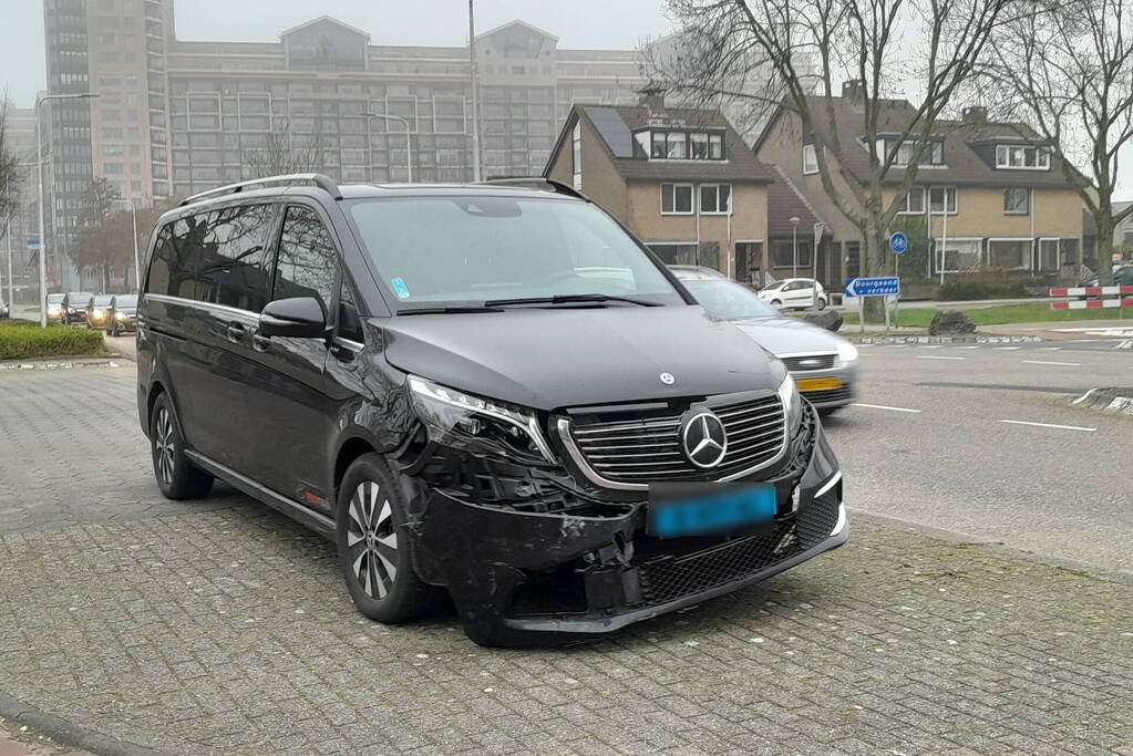 Flinke schade bij botsing tussen taxi en auto