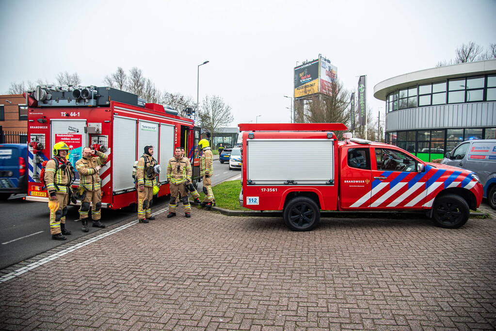 Zwarte rookwolken uit bedrijfsverzamelgebouw