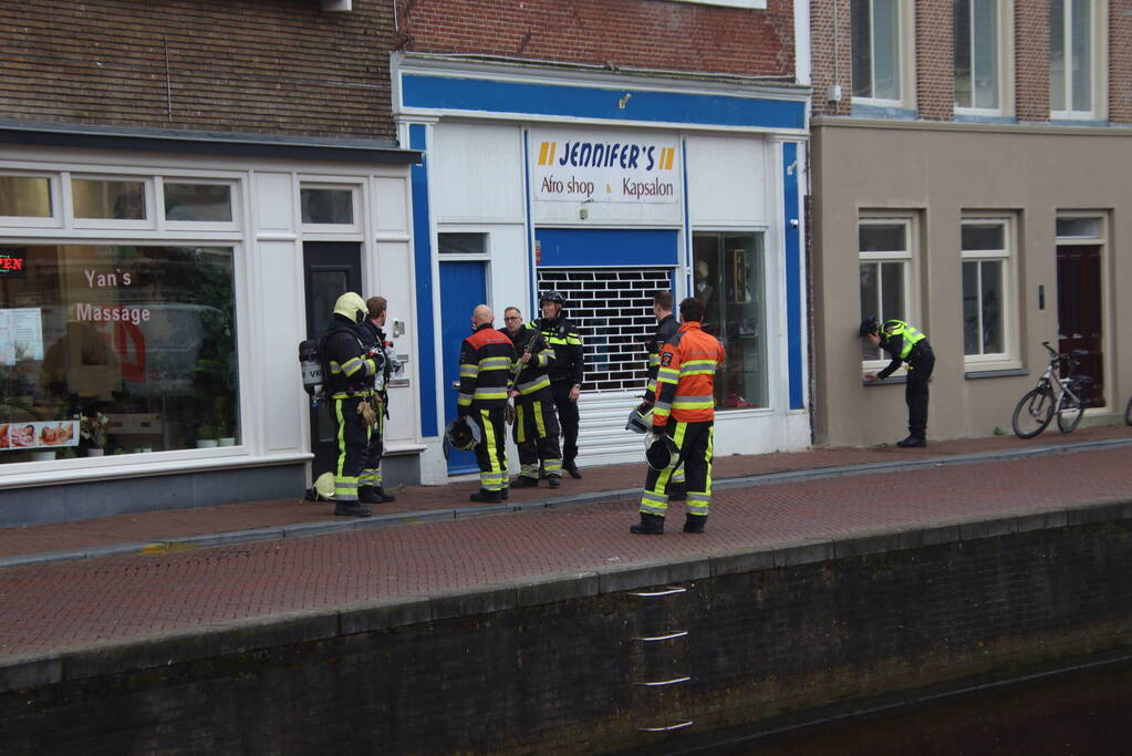 Brandweer breekt deur open voor gaslekkage