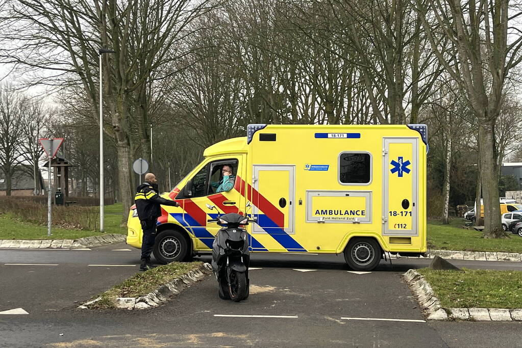 Scooterrijder gewond naar het ziekenhuis na aanrijding