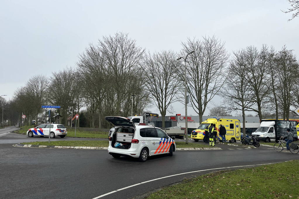 Scooterrijder gewond naar het ziekenhuis na aanrijding