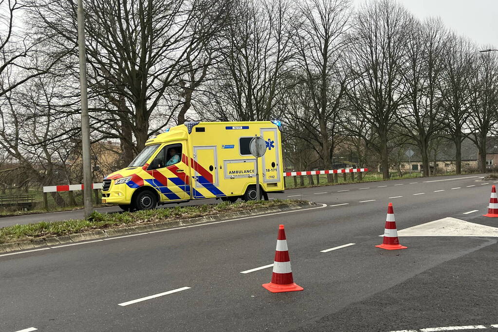 Scooterrijder gewond naar het ziekenhuis na aanrijding