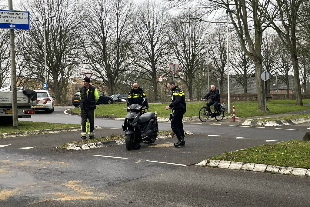 Scooterrijder gewond naar het ziekenhuis na aanrijding