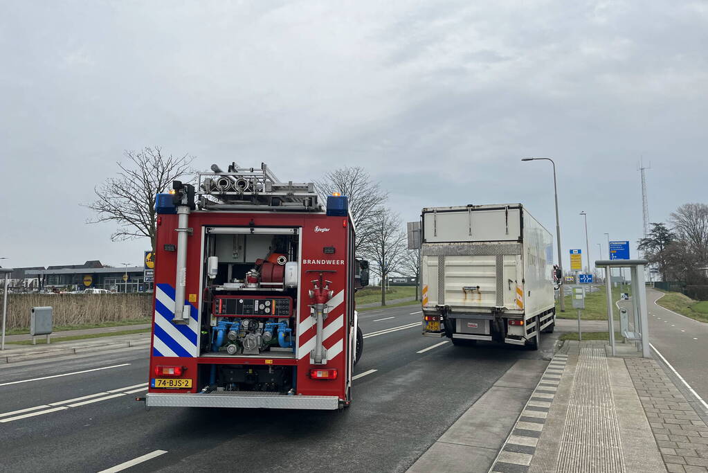 Brandweerlieden doen onderzoek bij vrachtwagen