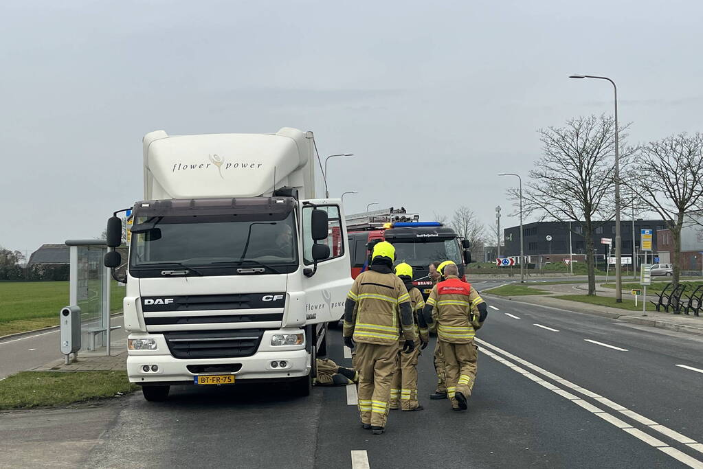 Brandweerlieden doen onderzoek bij vrachtwagen