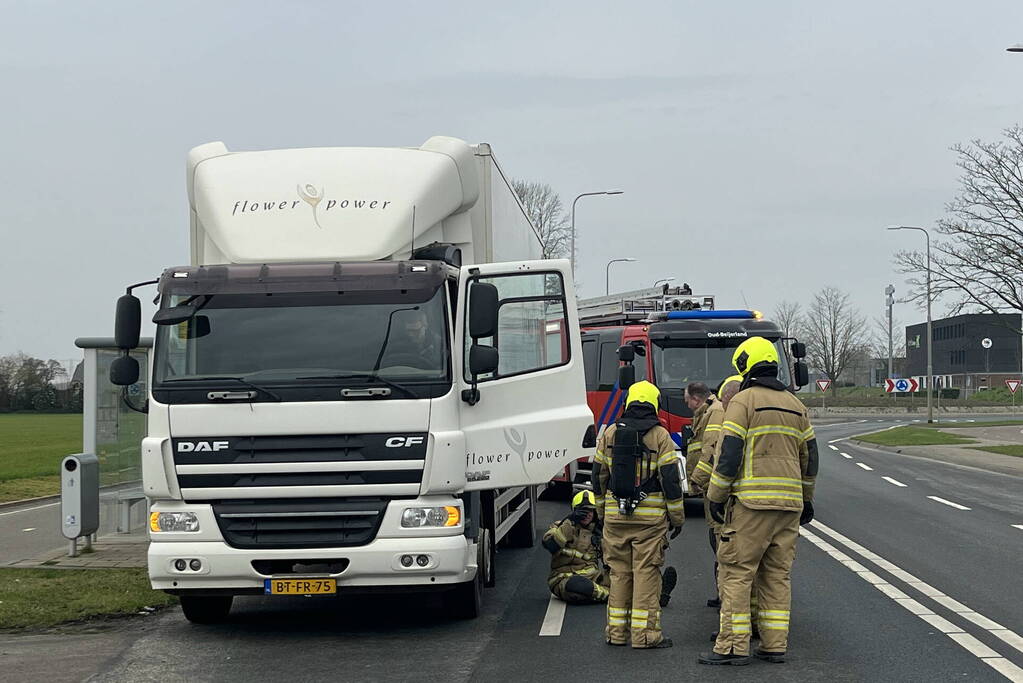 Brandweerlieden doen onderzoek bij vrachtwagen