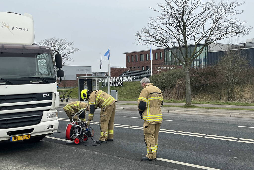 Brandweerlieden doen onderzoek bij vrachtwagen