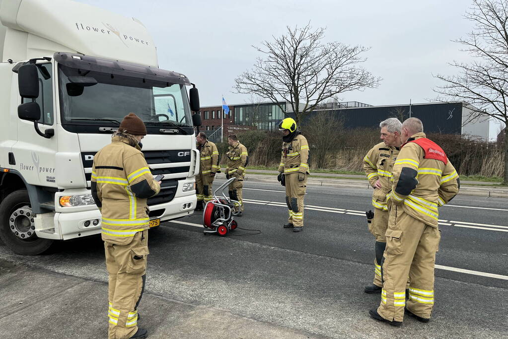 Brandweerlieden doen onderzoek bij vrachtwagen