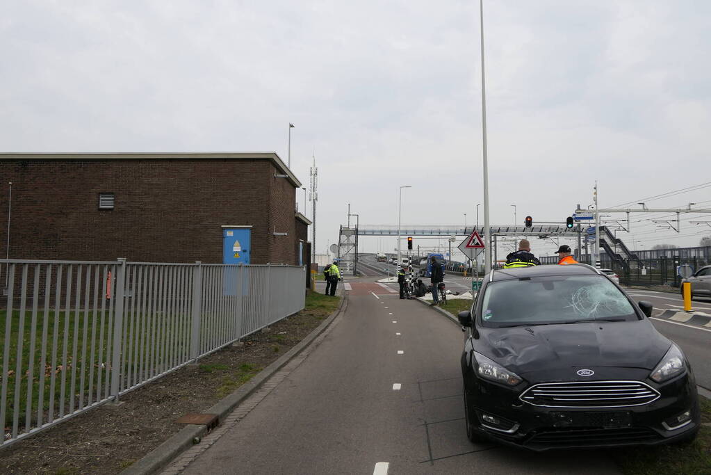 Scooterbestuurder in botsing met personenauto