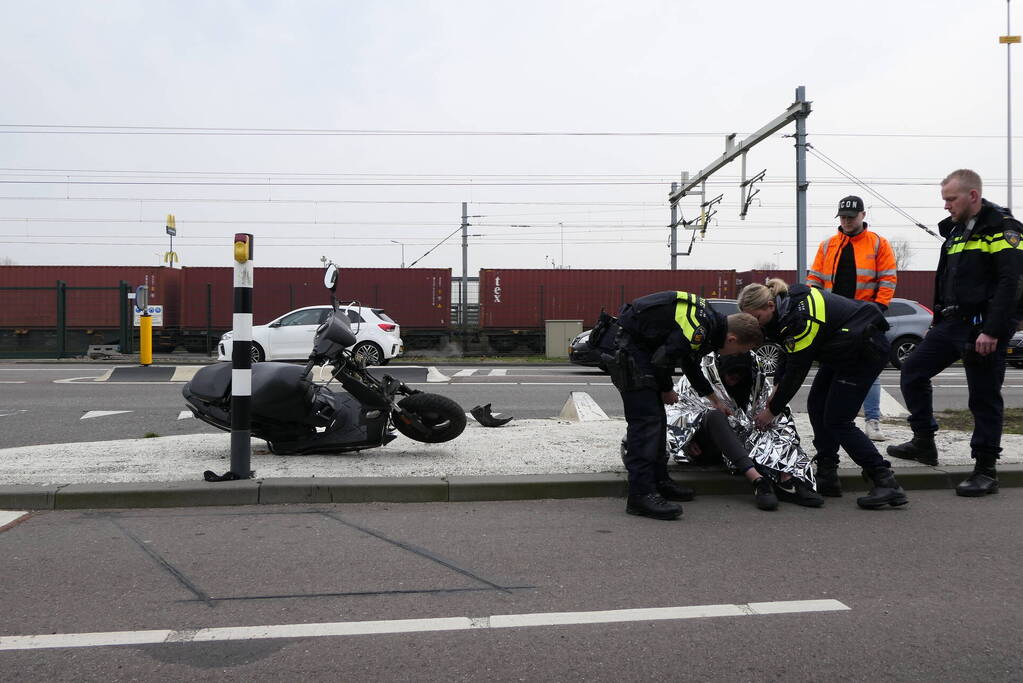 Scooterbestuurder in botsing met personenauto