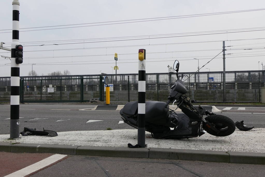 Scooterbestuurder in botsing met personenauto