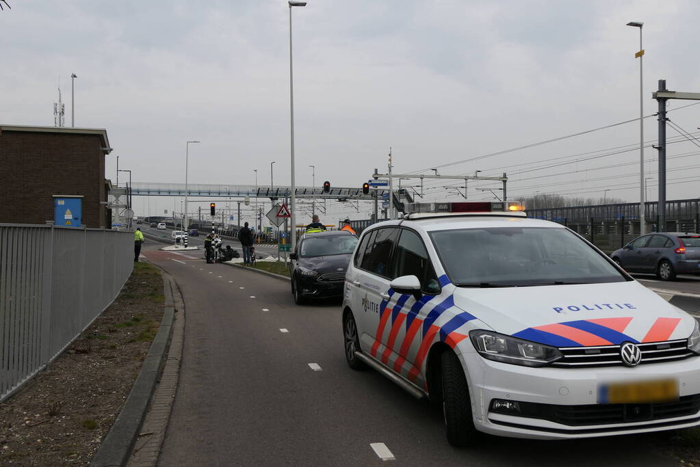 Scooterbestuurder in botsing met personenauto