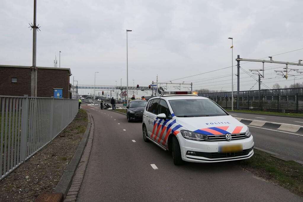 Scooterbestuurder in botsing met personenauto