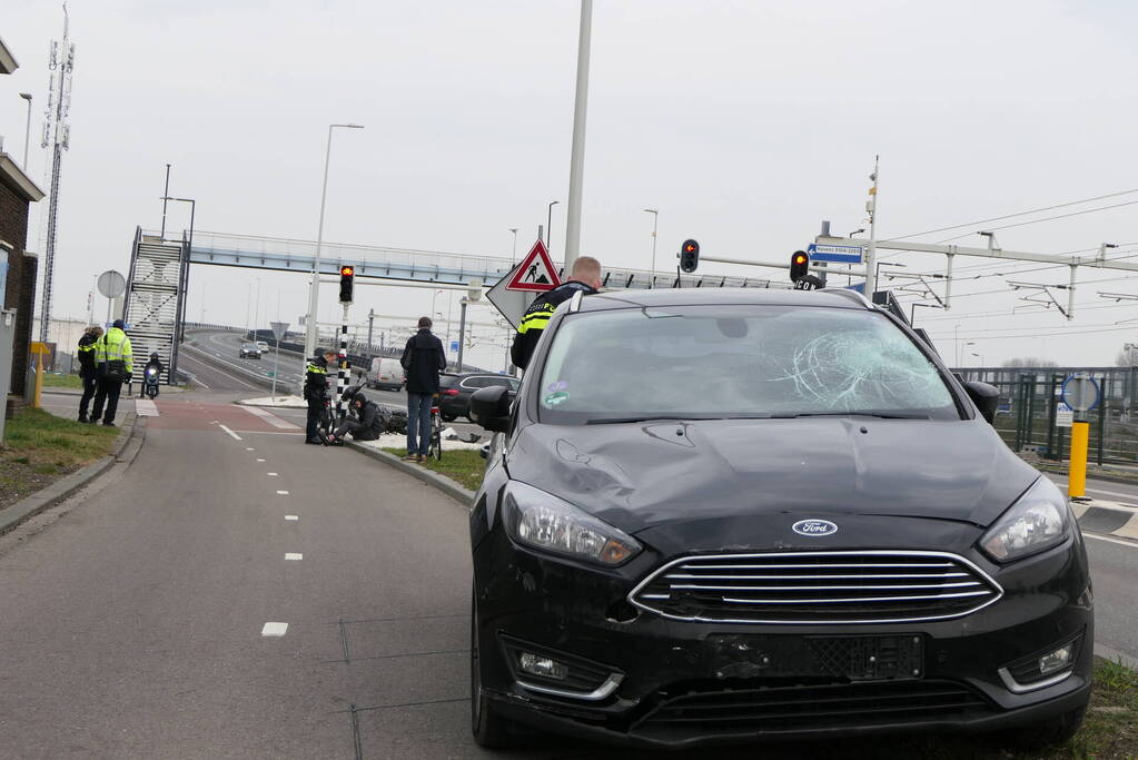 Scooterbestuurder in botsing met personenauto