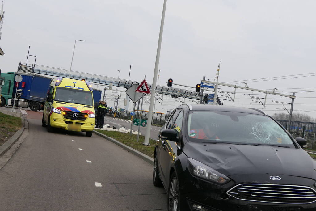 Scooterbestuurder in botsing met personenauto