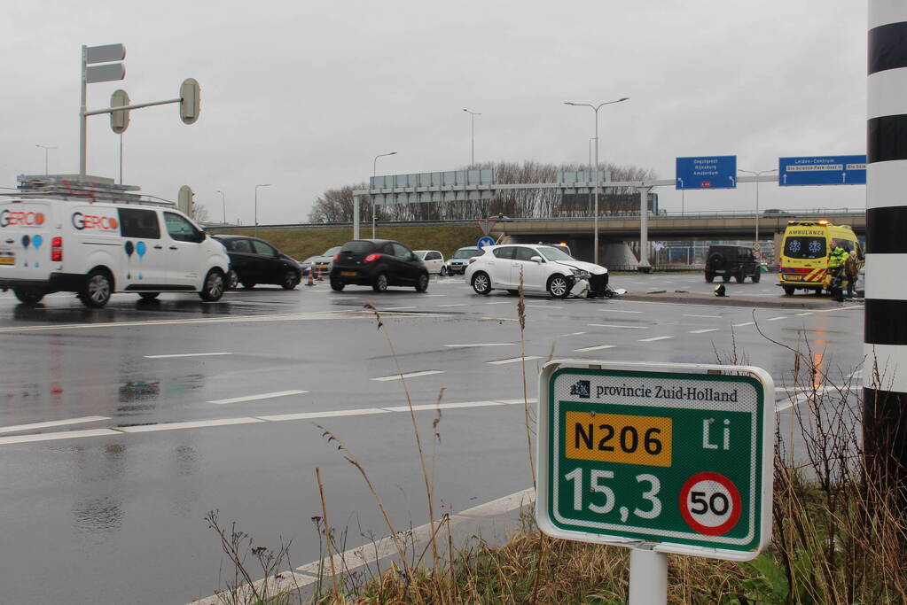 Twee auto's botsen op drukke kruising