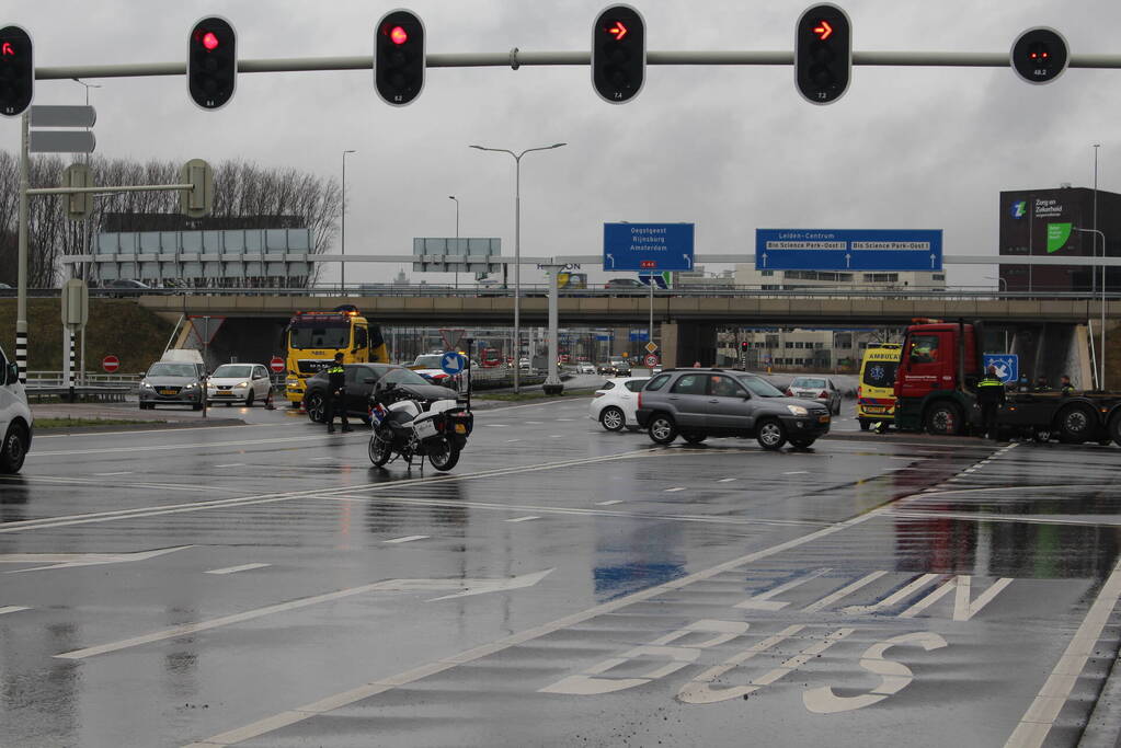 Twee auto's botsen op drukke kruising