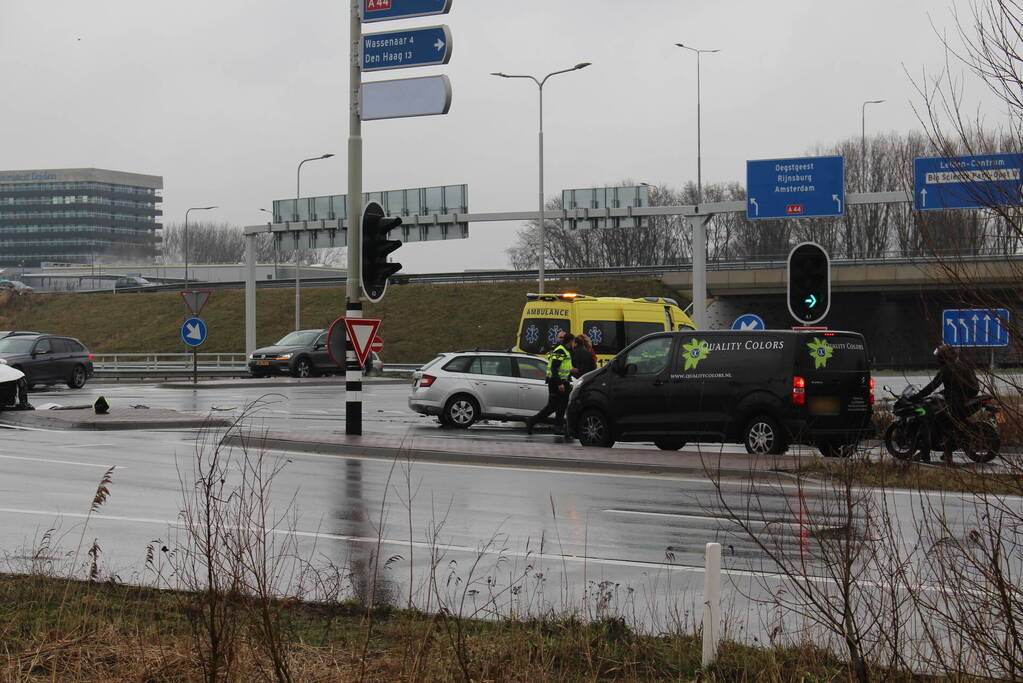 Twee auto's botsen op drukke kruising