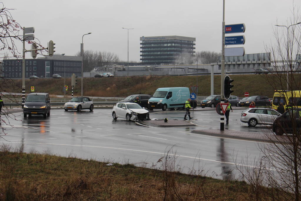 Twee auto's botsen op drukke kruising