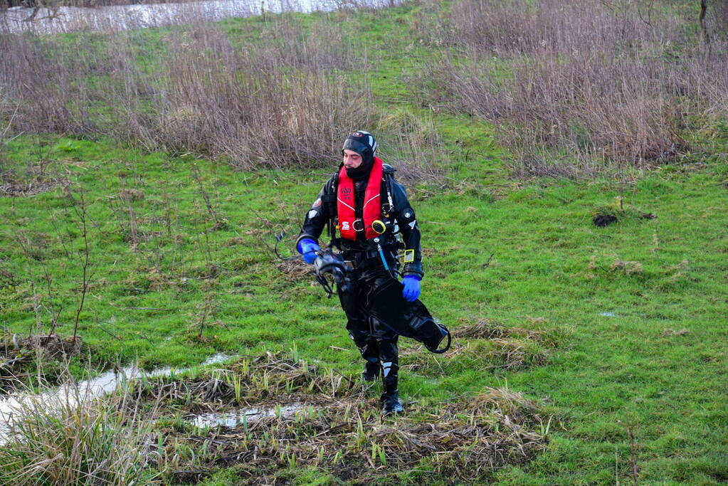 Meerdere personen te water nadat pont omslaat