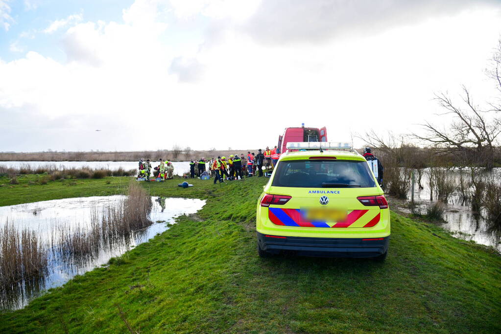 Meerdere personen te water nadat pont omslaat