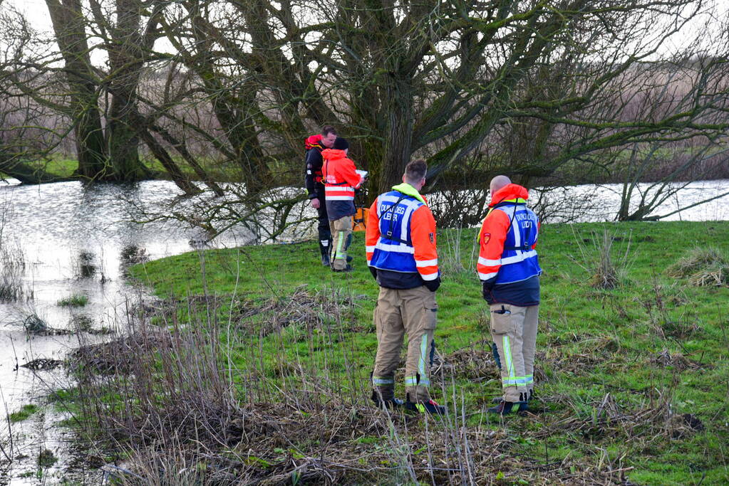 Meerdere personen te water nadat pont omslaat