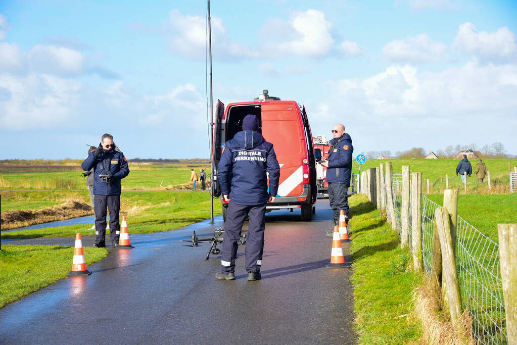 Meerdere personen te water nadat pont omslaat