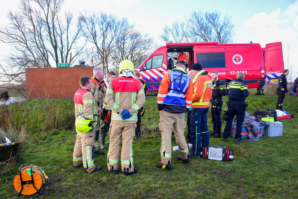 Meerdere personen te water nadat pont omslaat