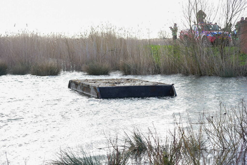 Meerdere personen te water nadat pont omslaat