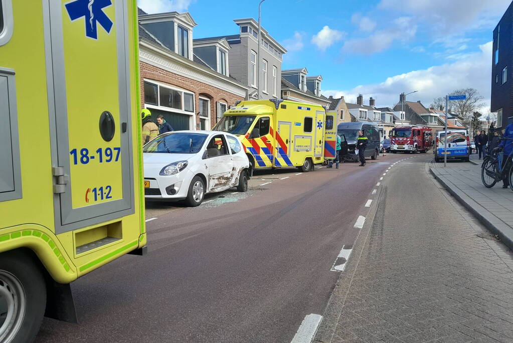 Personenauto frontaal tegen bestelbus