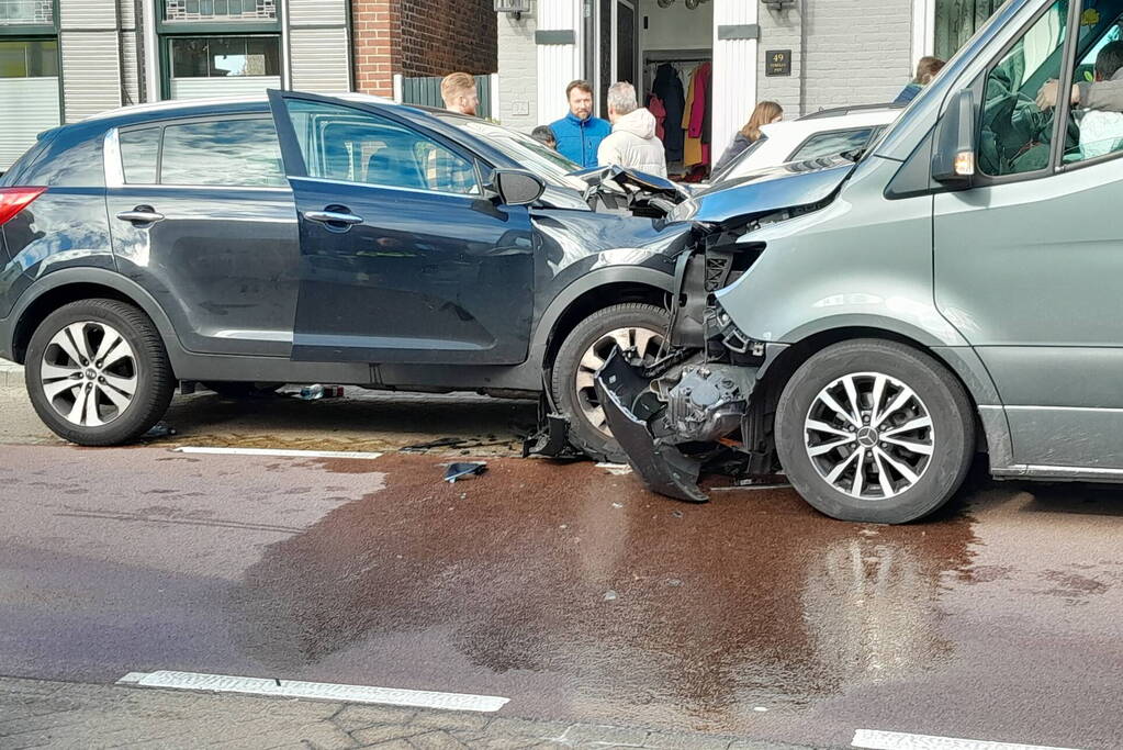 Personenauto frontaal tegen bestelbus