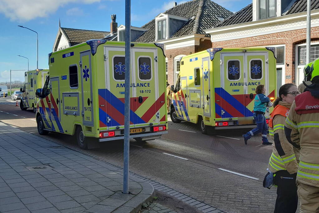 Personenauto frontaal tegen bestelbus