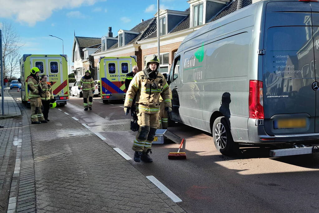 Personenauto frontaal tegen bestelbus