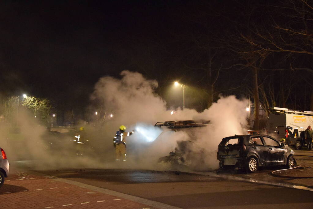 Meerdere voertuigen volledig uitgebrand