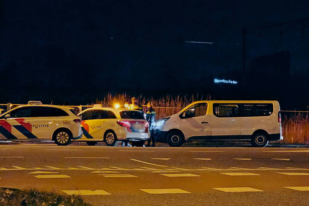 Politie rijdt bestelbus klem, één aanhouding