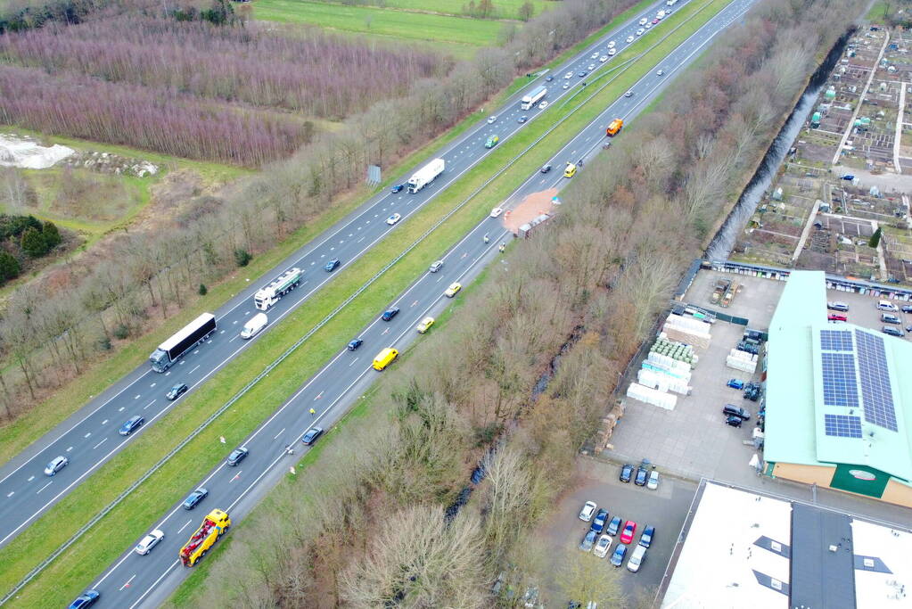 Vrachtwagen kantelt op snelweg