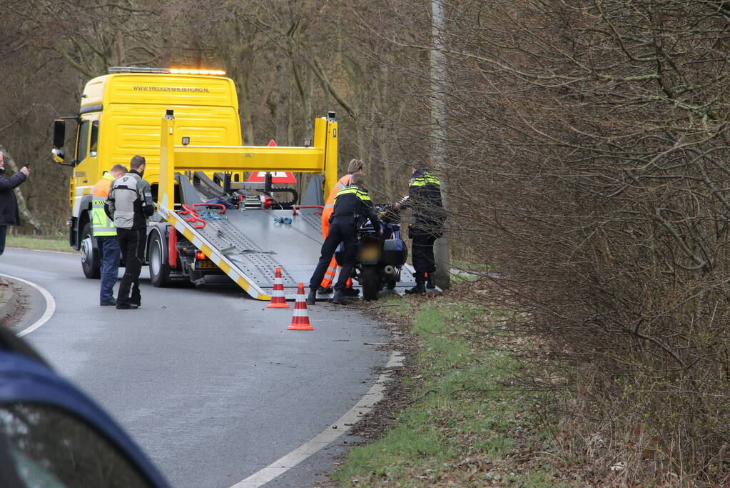 Motorrijder komt ten val, weg tijdelijk afgesloten