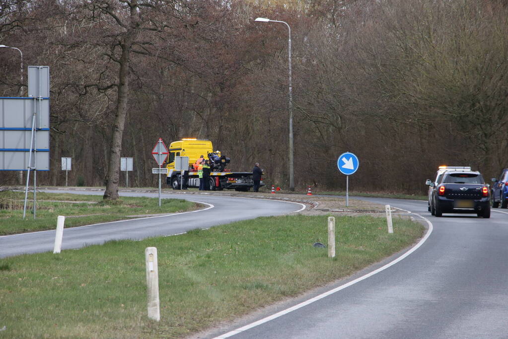 Motorrijder komt ten val, weg tijdelijk afgesloten