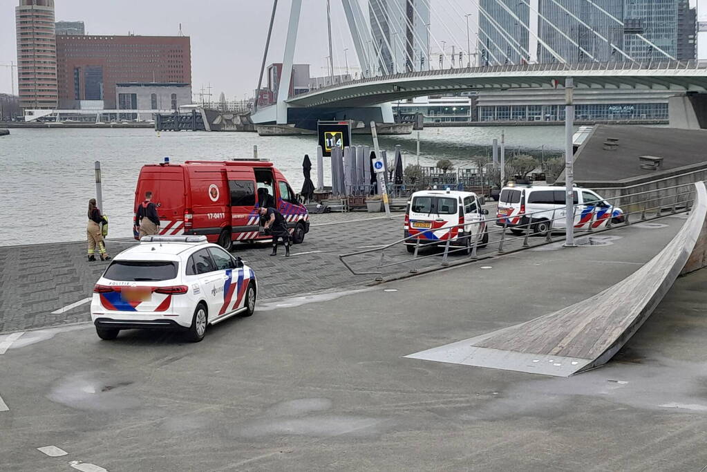 Persoon gered uit Nieuwe Maas door watertaxi