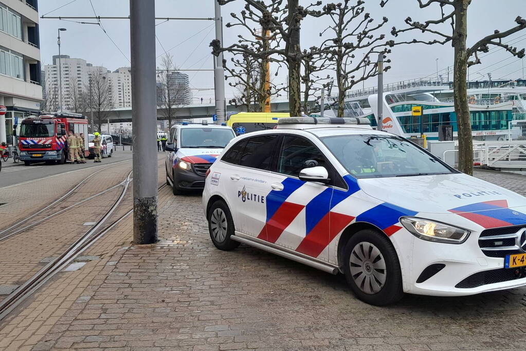 Persoon gered uit Nieuwe Maas door watertaxi