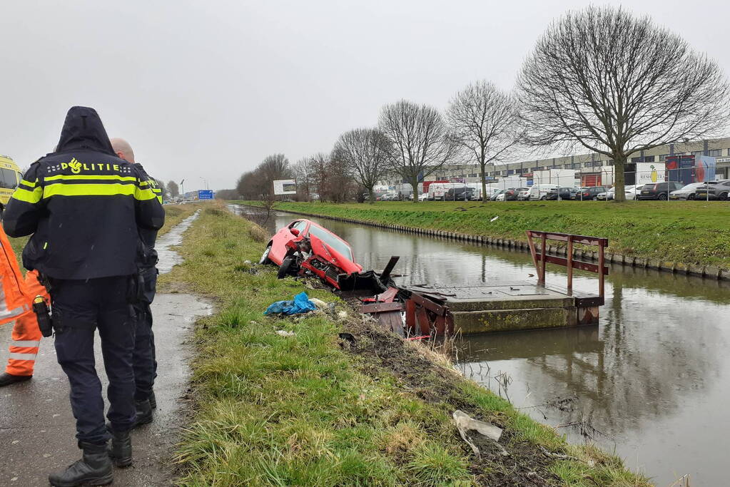 Automobilist raakt van de weg en belandt half in de sloot