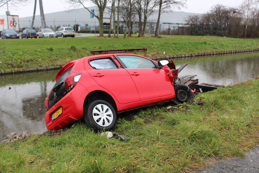 Automobilist raakt van de weg en belandt half in de sloot