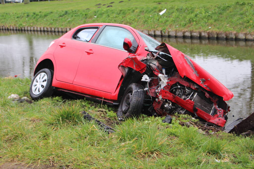 Automobilist raakt van de weg en belandt half in de sloot