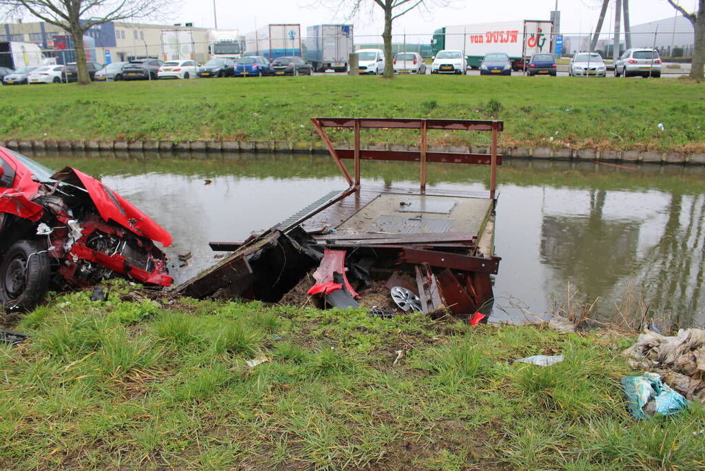 Automobilist raakt van de weg en belandt half in de sloot