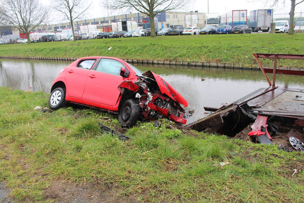 Automobilist raakt van de weg en belandt half in de sloot