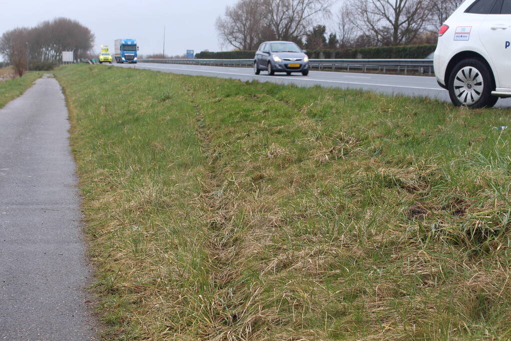 Automobilist raakt van de weg en belandt half in de sloot