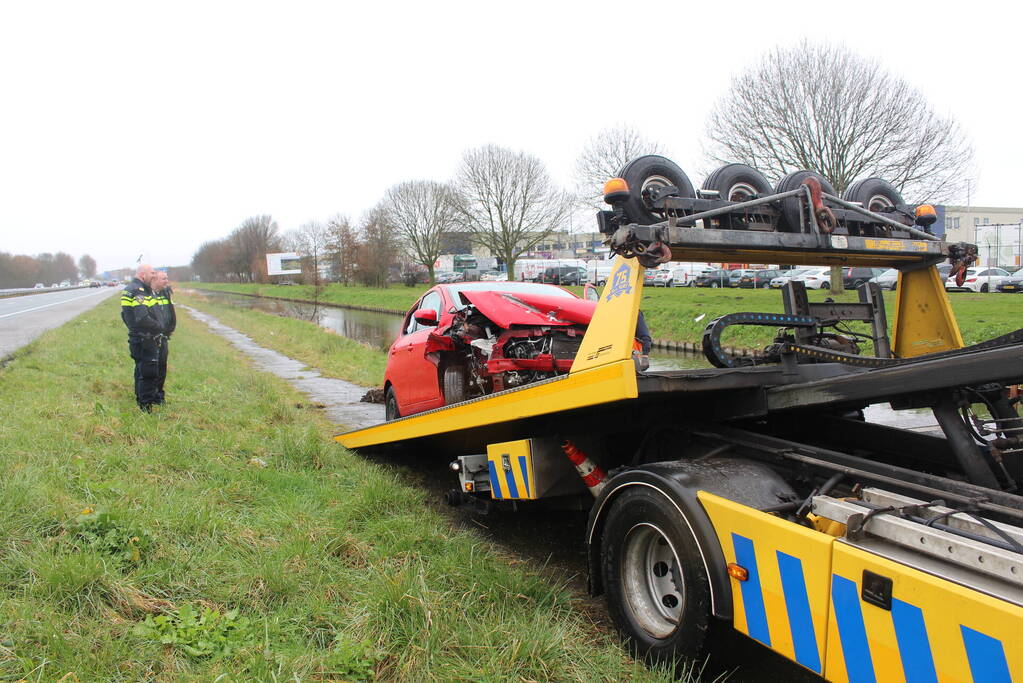 Automobilist raakt van de weg en belandt half in de sloot