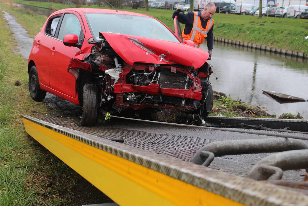 Automobilist raakt van de weg en belandt half in de sloot